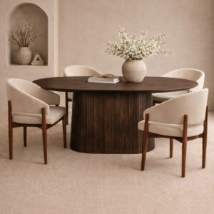 Table à manger en bois de manguier couleur noyer foncé, pieds trié et chaises tissu chenille avec accoudoir. Style japandi