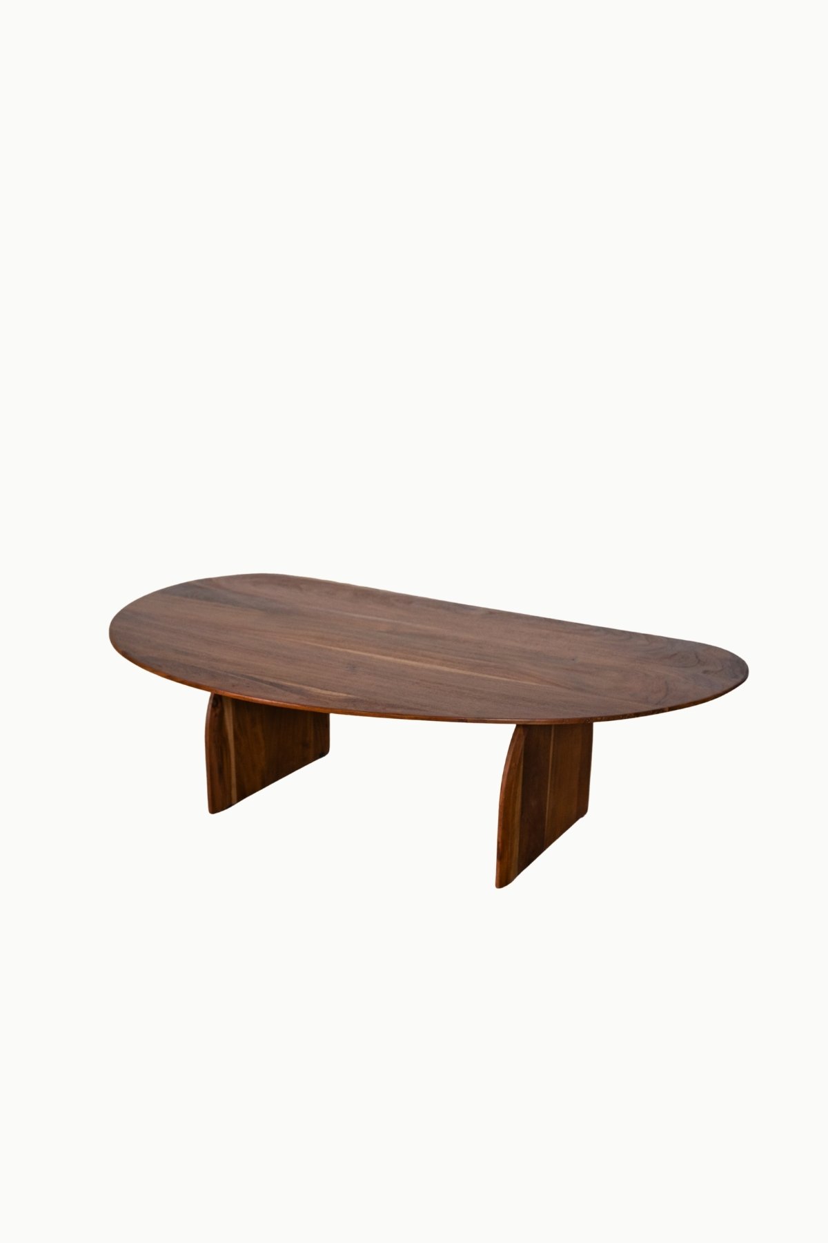 Table basse Maria en bois d'Acacia marron, forme organique et pieds forme arche. Minimaliste, Japandi