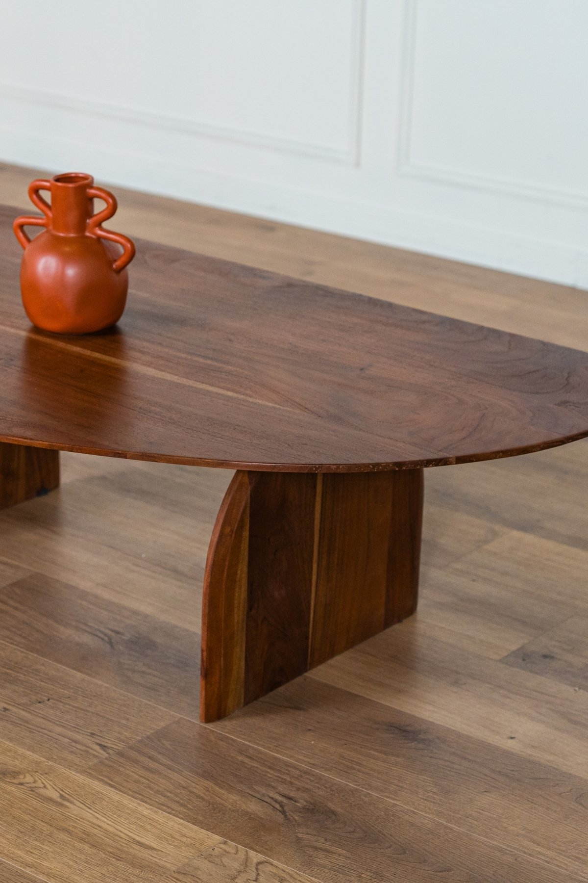 Table basse Maria en bois d'Acacia marron, forme organique et pieds forme arche. Minimaliste, Japandi