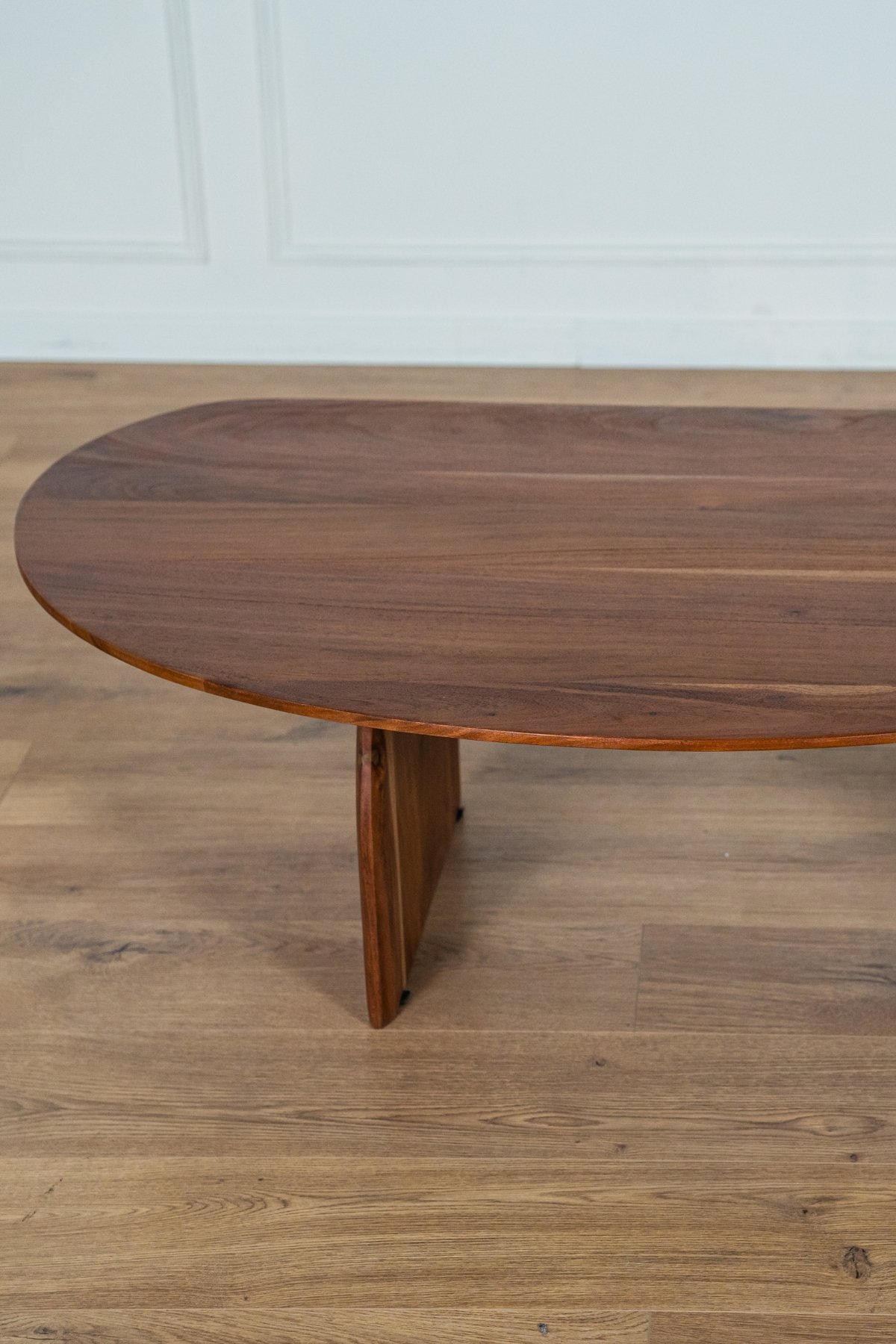Table basse Maria en bois d'Acacia marron, forme organique et pieds forme arche. Minimaliste, Japandi